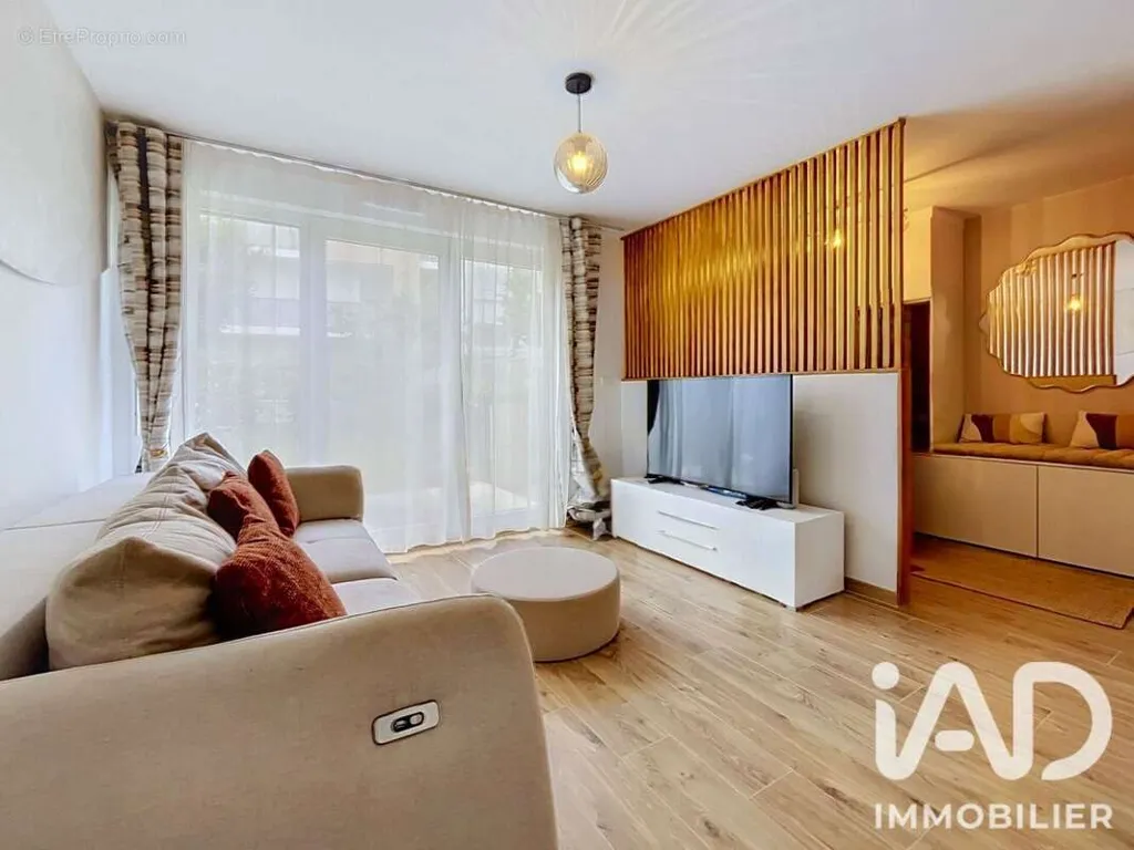 Soggiorno - Duplex Apartment with Garden in Serris