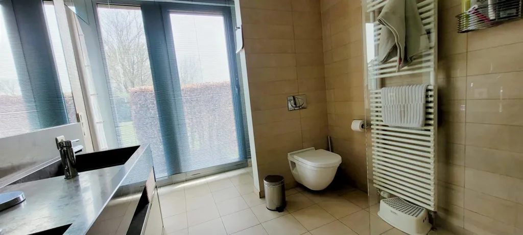 Salles de bain - Villa rénovée avec bureau à Kraainem