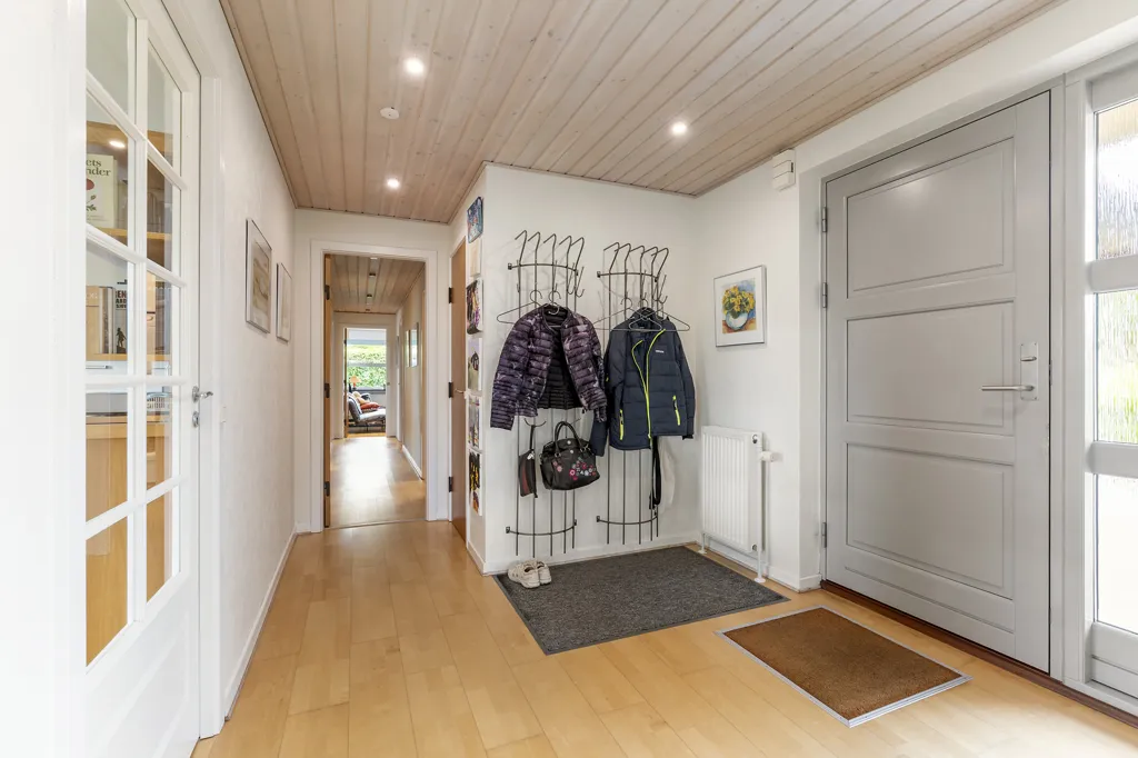 Hallway - Modernised Villa with Garden in Linde
