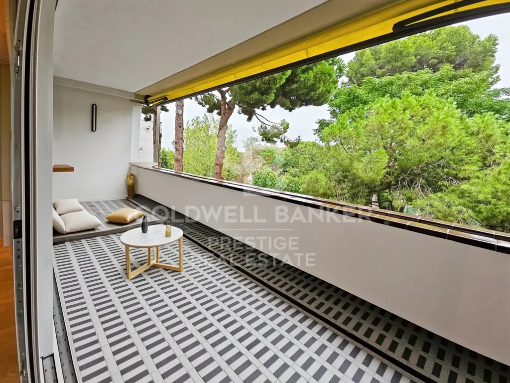 Balcony - Spacious Flat with Terrace in Exclusive Barcelona