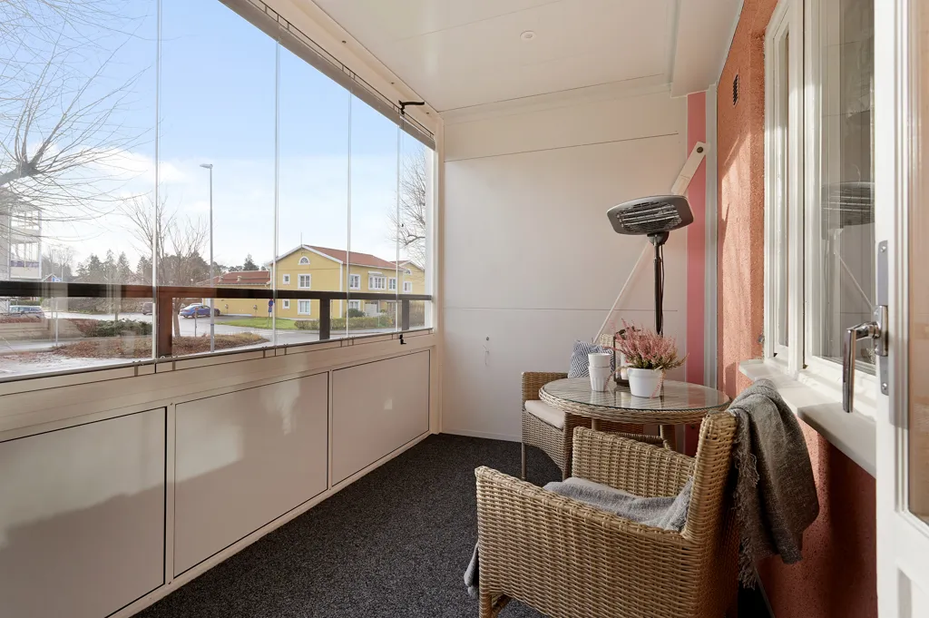 Rõdu - Apartment with Balcony in Central Rosersberg