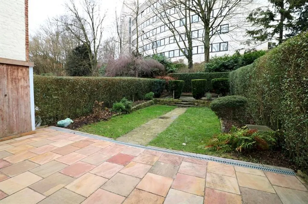 Jardin - Maison Rénovée avec Jardin et Terrasse à Auderghem