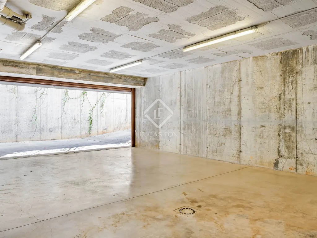 Garaaž - Minimalist Villa with Infinity Pool in El Golf, Sant Cugat