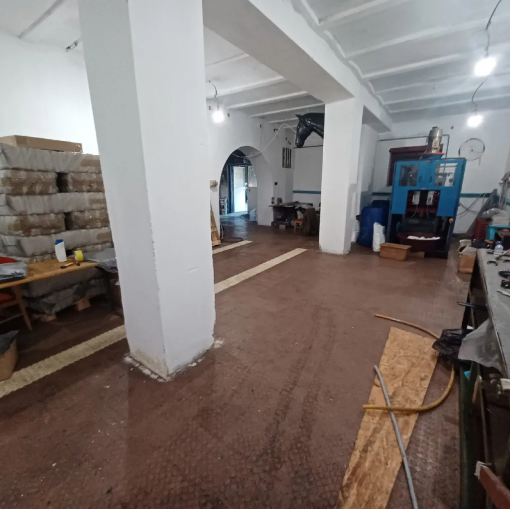 Garage - Commercial Space with Loading Bay in Hernád