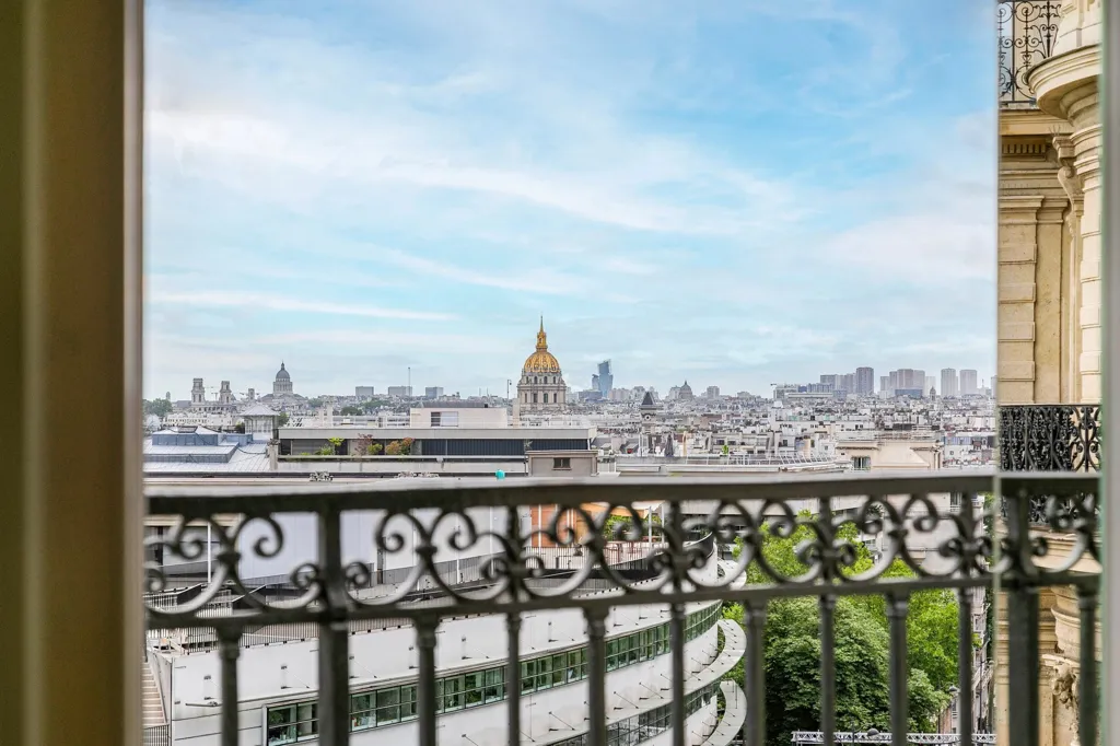 Balcon - Appartement Rénové avec Vue sur la Tour Eiffel à Paris 16e