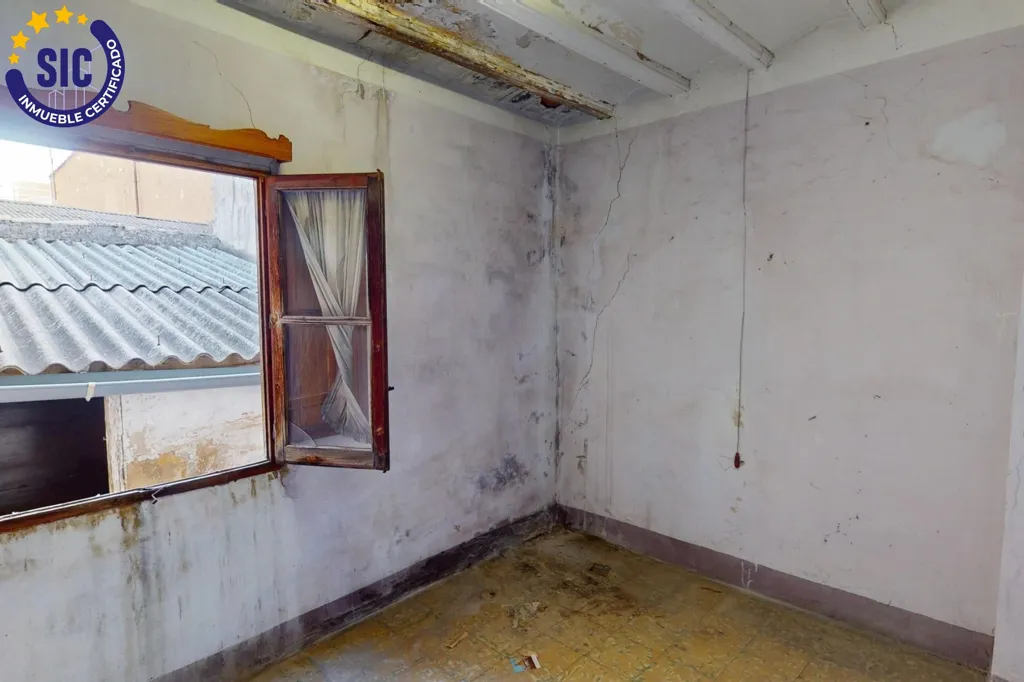 Pièces - Three-Storey House for Restoration in Castellón Centre