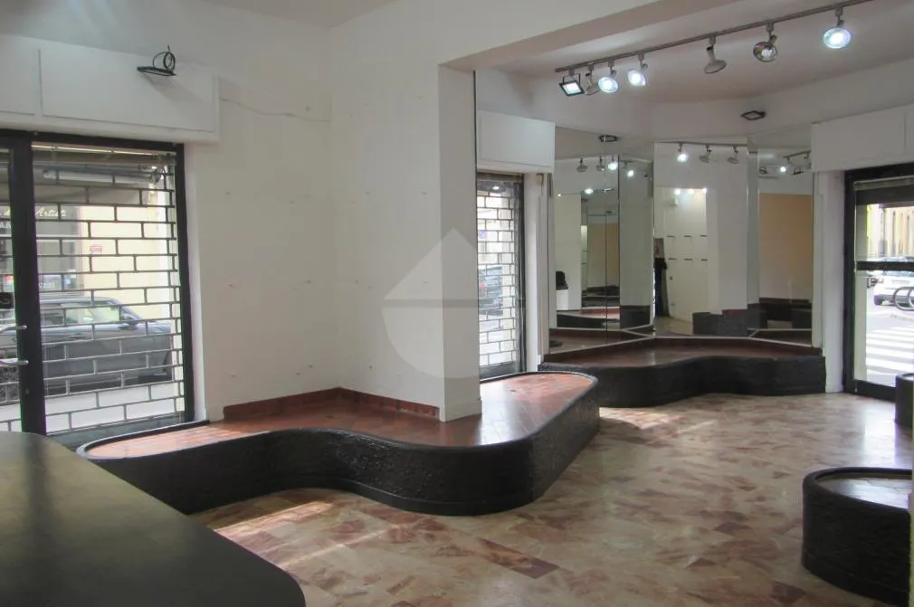Toad - Commercial Space with 5 Vitrines in Florence Viali