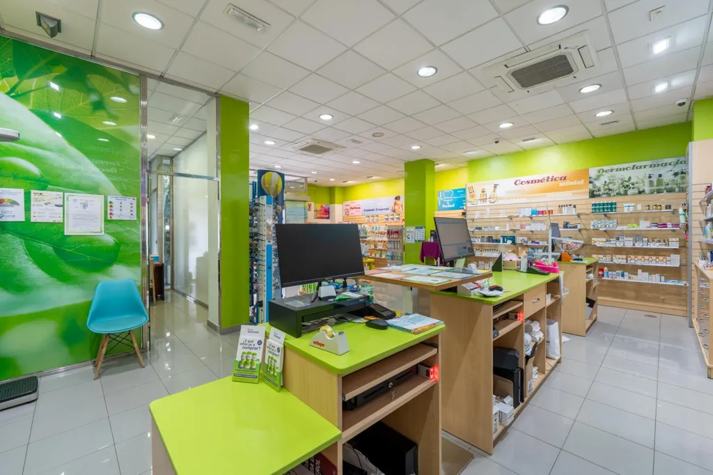 Rooms - Commercial Property with High Visibility in Almería