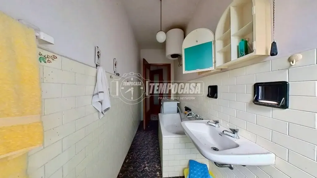 Bathrooms - Terraced House with Panoramic Balcony in Pessinetto