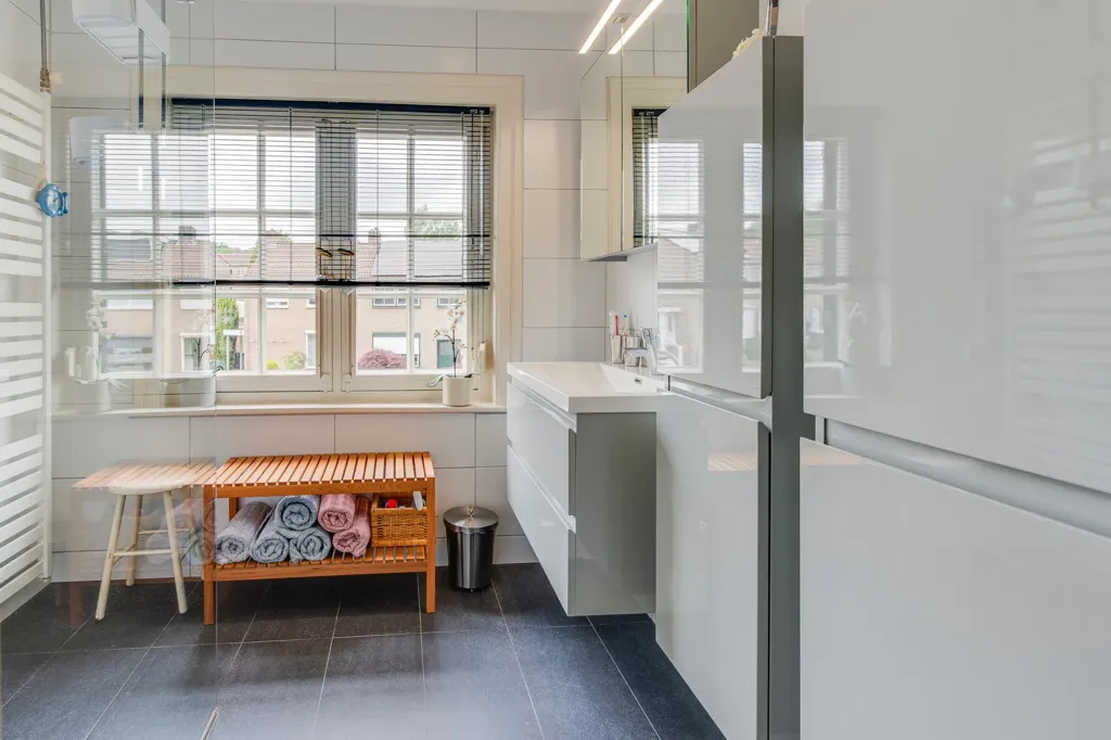 Salles de bain - Monumental House with Mijnsteenberg View in Heerlen