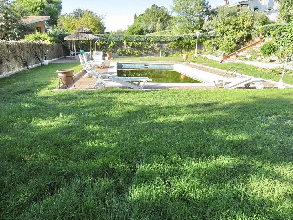 Piscine - Luxury House with South-Facing Views in Algete