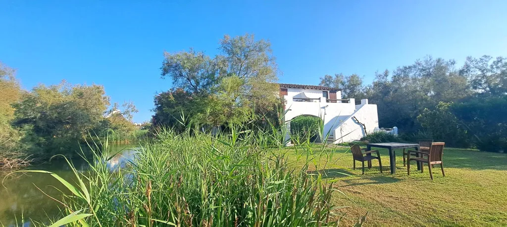 Aed - Charming Waterfront Property with Pool in Saintes Maries de la Mer