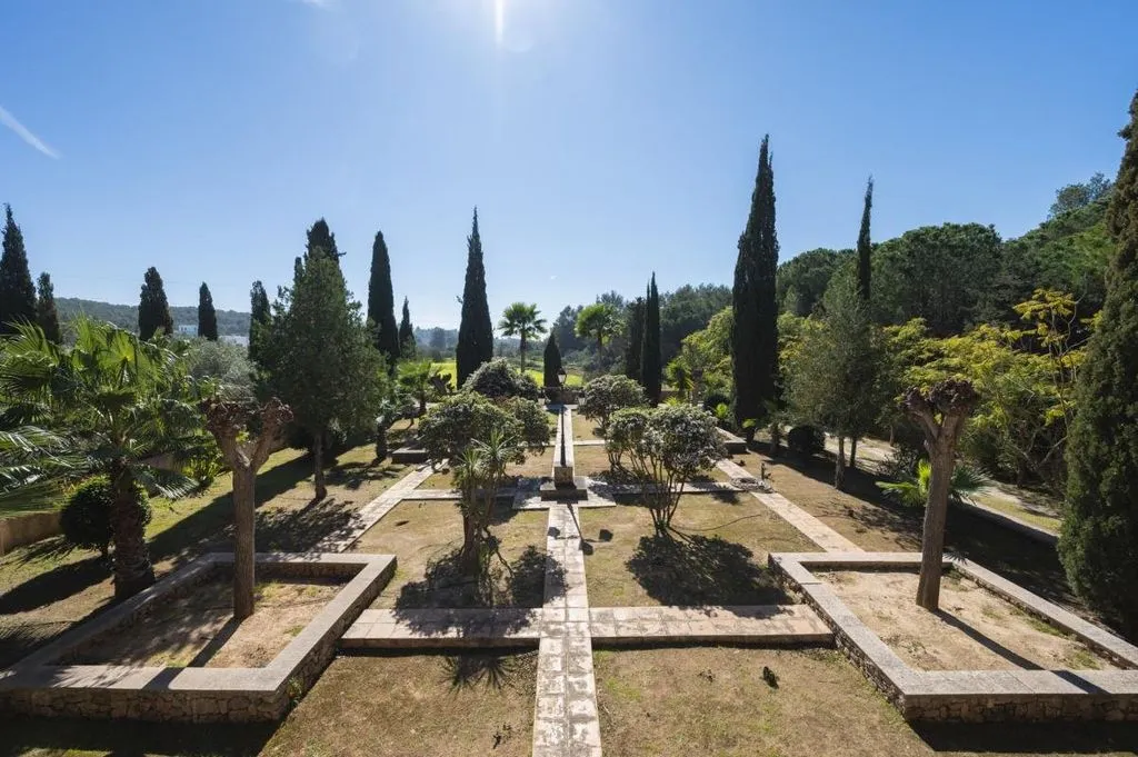 Aed - Exclusive Country House with Rustic Charm in Ibiza