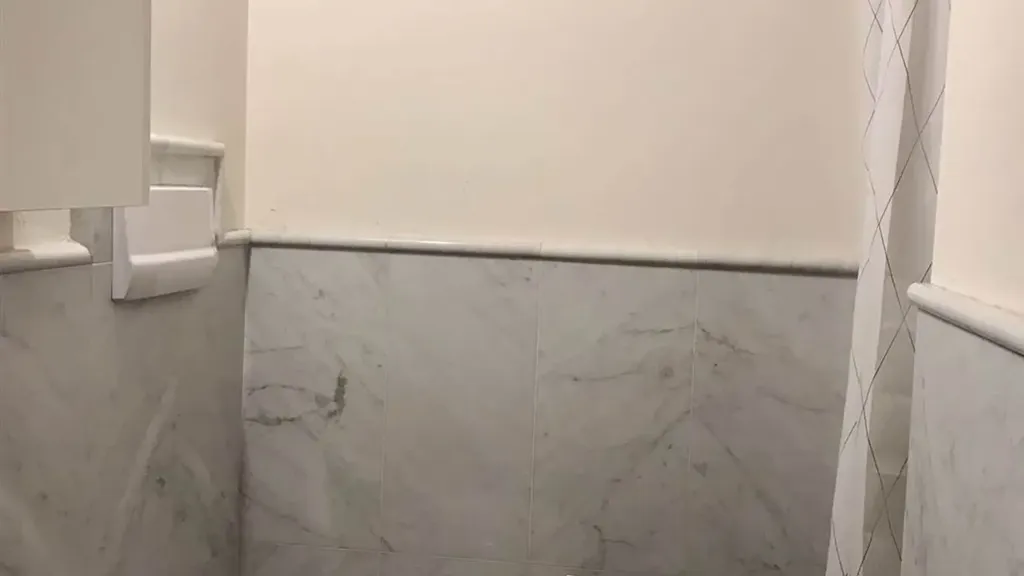 Bathrooms - Rustic Apartment with Cantina in Brescia