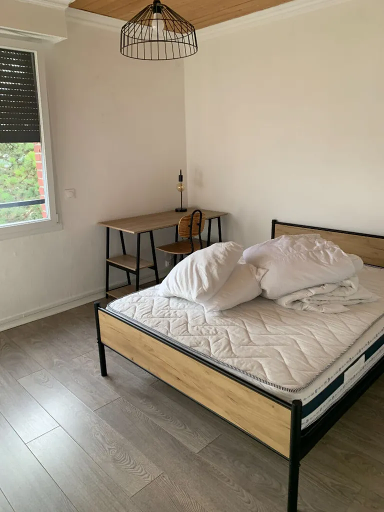 Chambres - Appartement 5 Pièces avec Balcon à Proximité de la Citadelle
