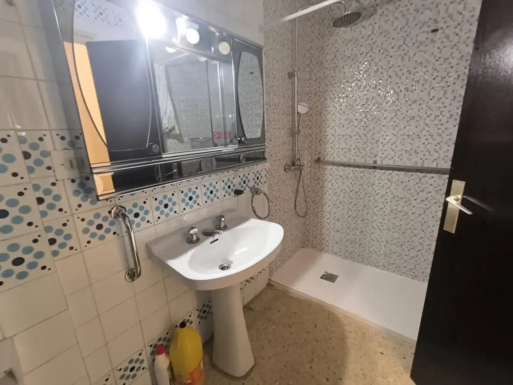 Bathrooms - Semi-Renovated Flat with Balcony in Via Sant Ignasi