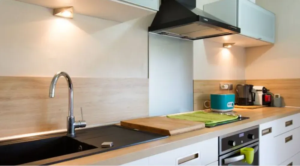 Cuisine - Appartement Meublé avec Terrasse au Calme à Cannes