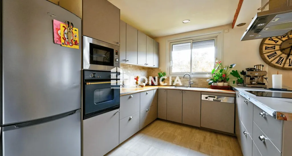 Köök - Three-Bedroom House with Subterranean Space in Osny