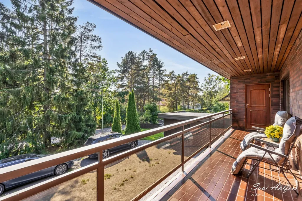 Balcon - 1970s House with Pool in Perttilä