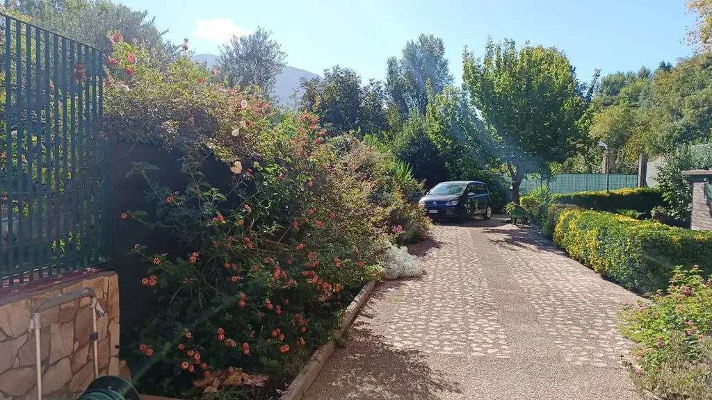 Välivaade - Two-Level Apartment with Garden in Baronissi