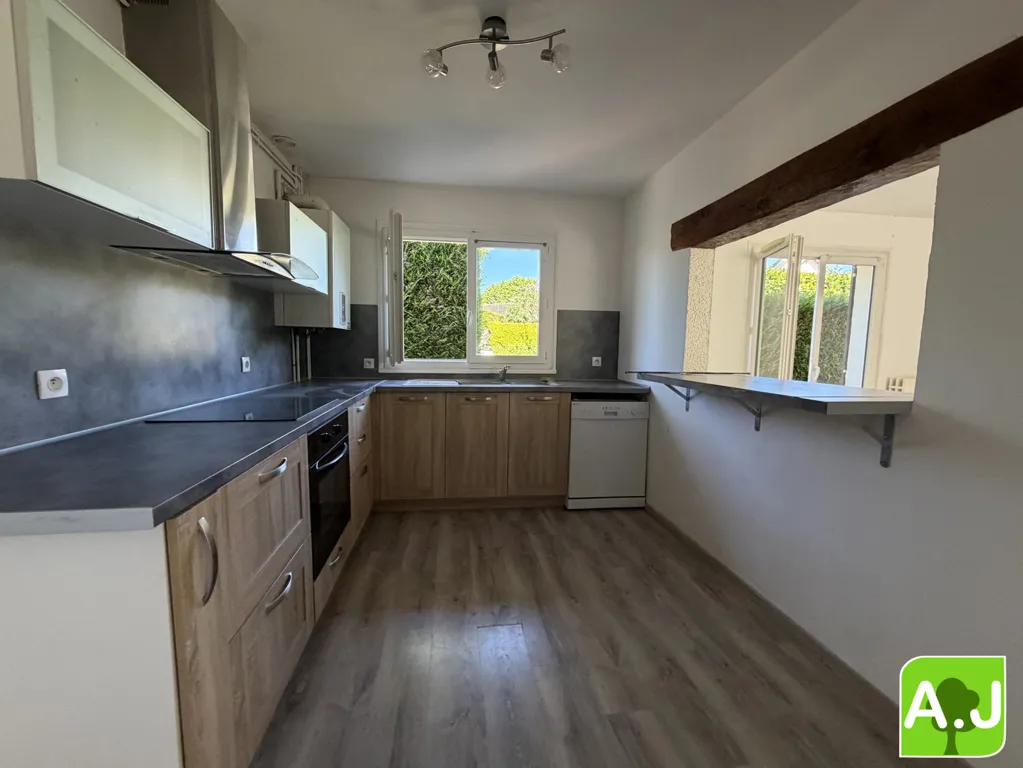 Cuisine - Maison Traditionnelle avec Jardin près d'Évreux