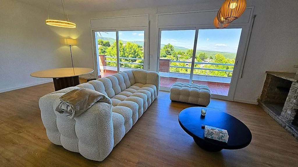 Elutuba - Reformed Chalet with Mountain Views in Torrelles de Foix
