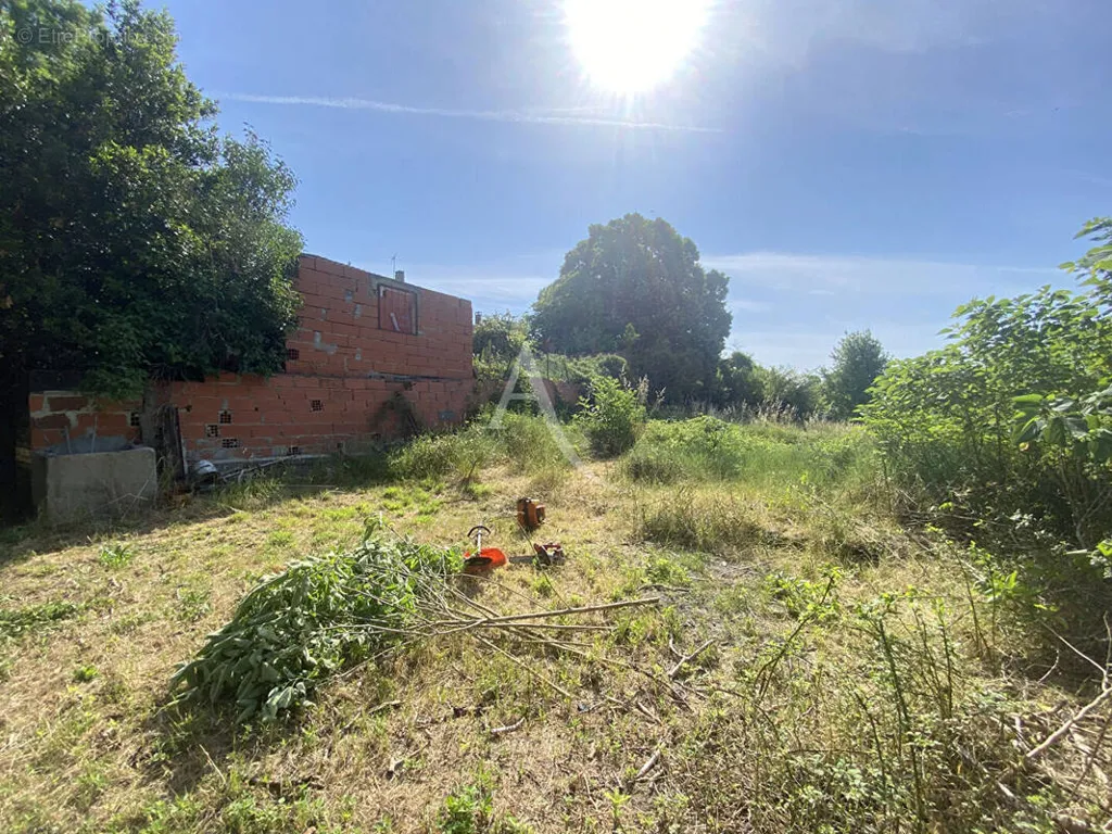Aed - Constructible Plot with Garden in Montmaur