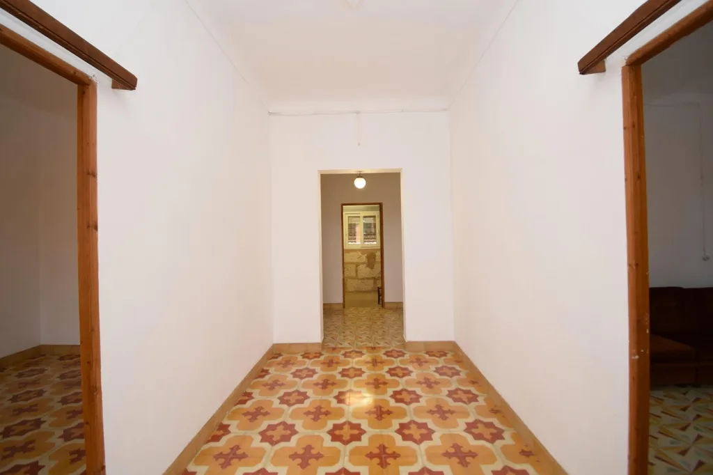 Esik - Charming Townhouse with Garage in Muro