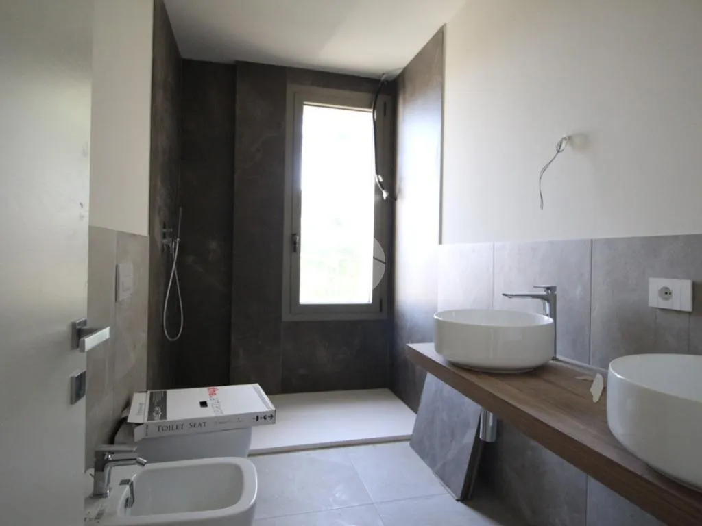 Salles de bain - Contemporary 4-Bedroom in Central Cesena