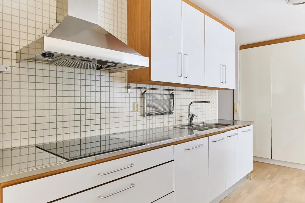 Köök - Spacious 4-Bedroom Flat with Corner Location in Södermalm