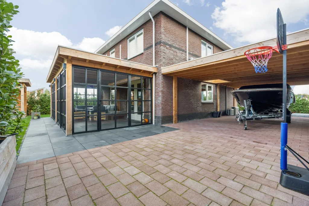Välivaade - Detached House with Business Hall in Breda