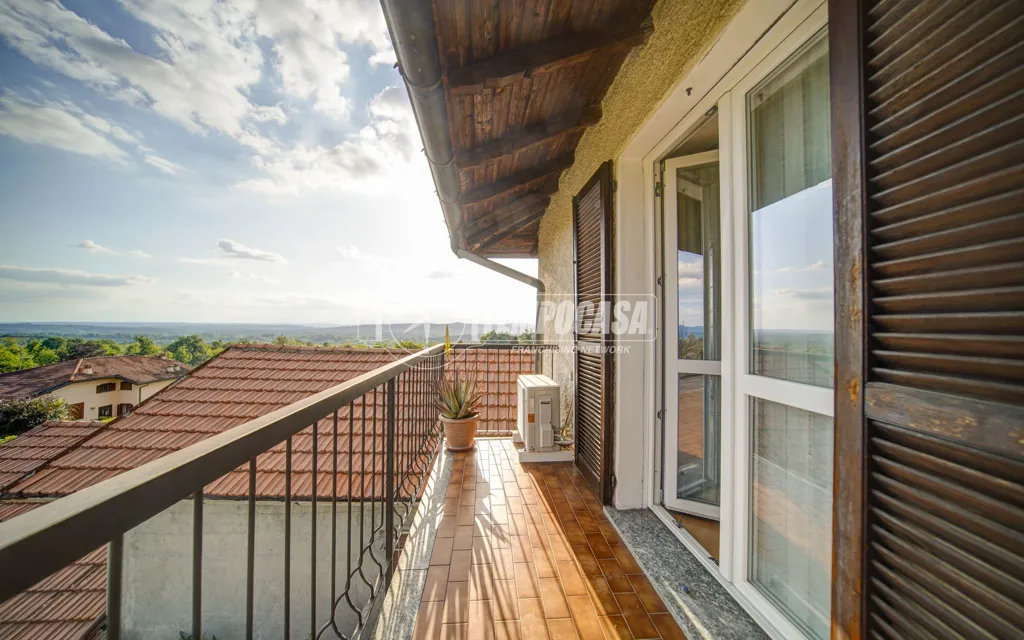 Rõdu - Semi-Detached House with Garden in Sumirago