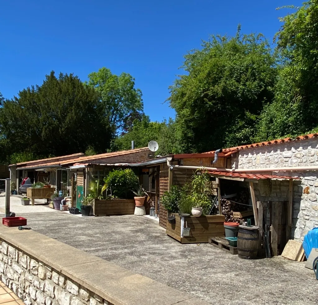 Aed - Spacious House with Pool in Torsac