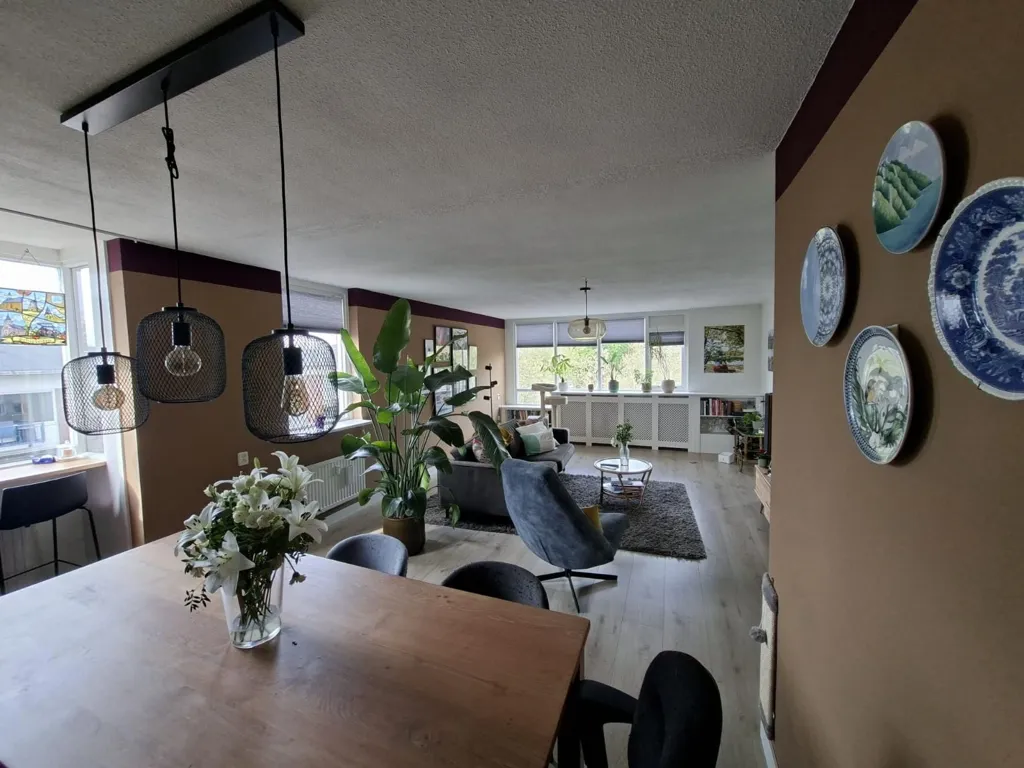 Söögituba - Modernised 3-Bedroom Flat with Balcony in Delft