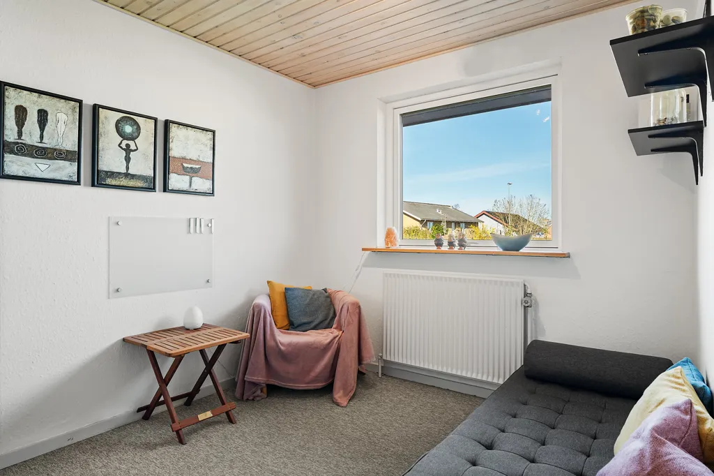 Bureau - 1-Plan Villa with South-Facing Terrace in Quiet Area