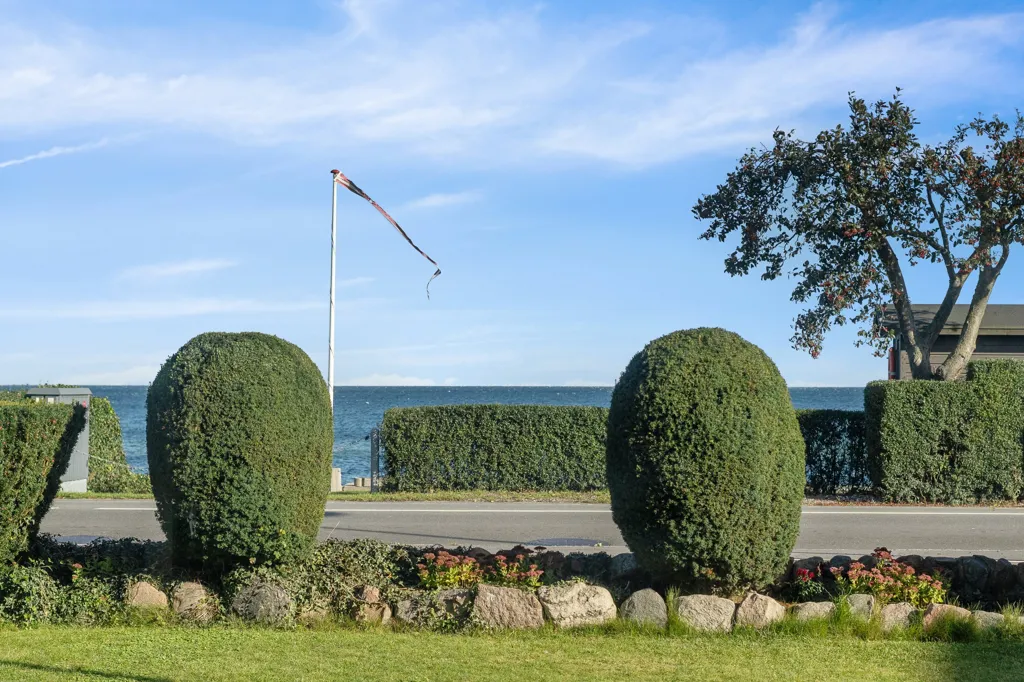 Aed - Renovated Villa with Waterside in Strøby Egede
