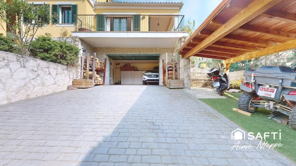 Garage - Luxury Villa with Pool in Golf District, Girona