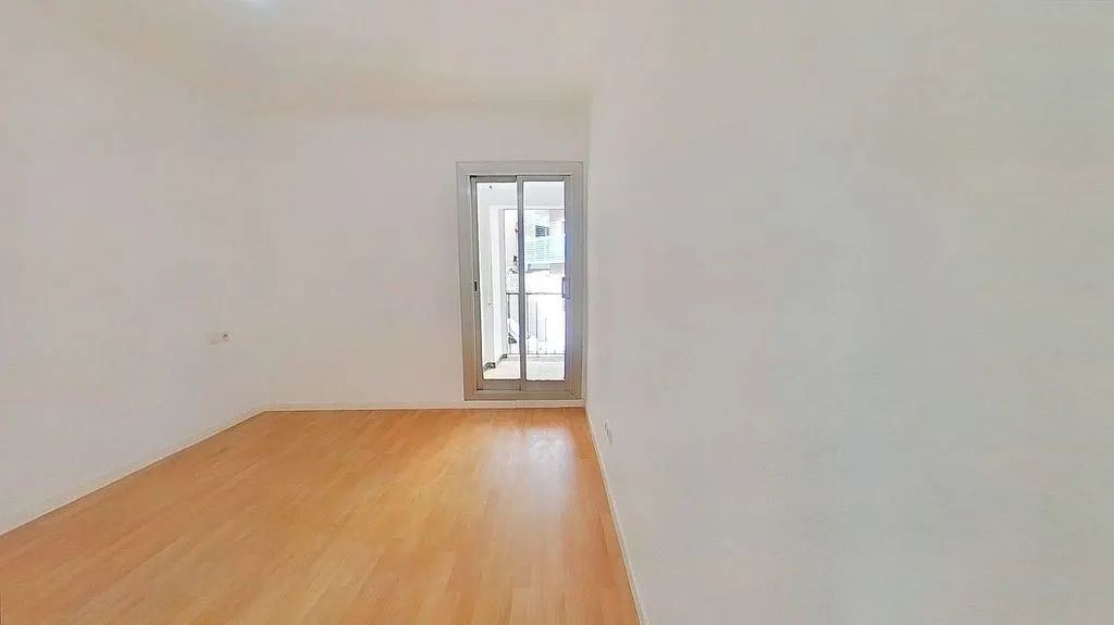Toad - Three-Bedroom Flat with Metro Access in Verdun