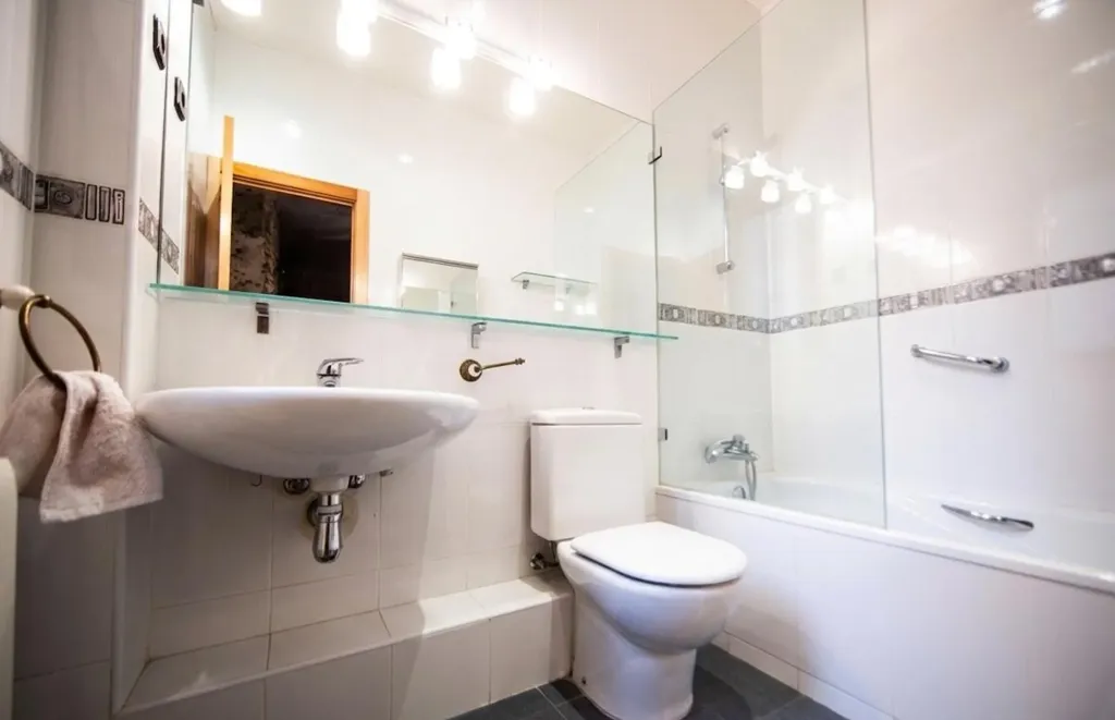 Salles de bain - Modern Flat with High Ceilings in Acacias, Madrid