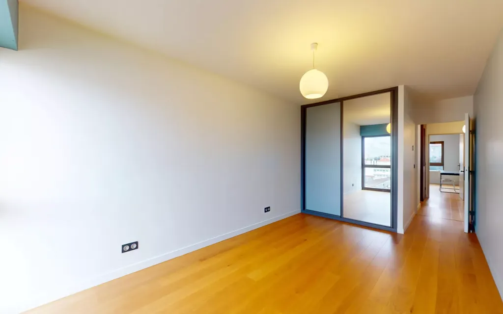 Esik - Furnished Apartment with Garage in Lyon 4
