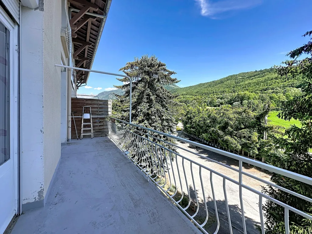 Rõdu - Renovated Apartment with Balcony in Chabottes