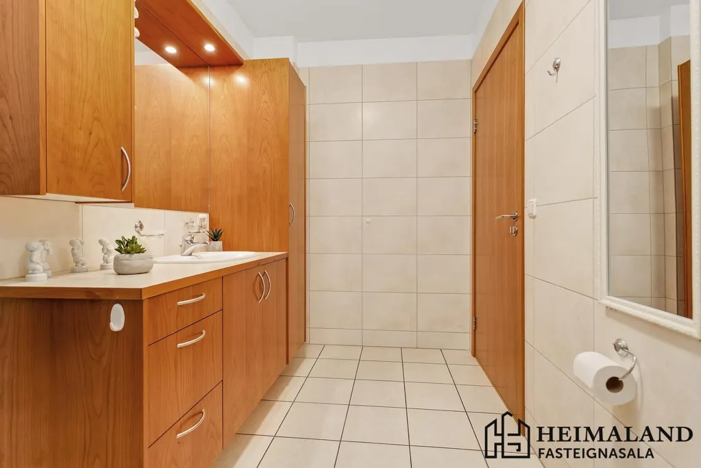 Bagni - Spacious 3-Bedroom Apartment with Elevator in Selfoss