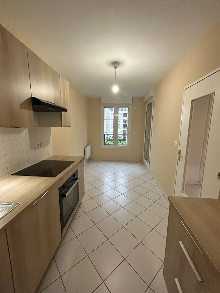 Köök - 3-Bedroom Apartment with Balcony in Le Mans