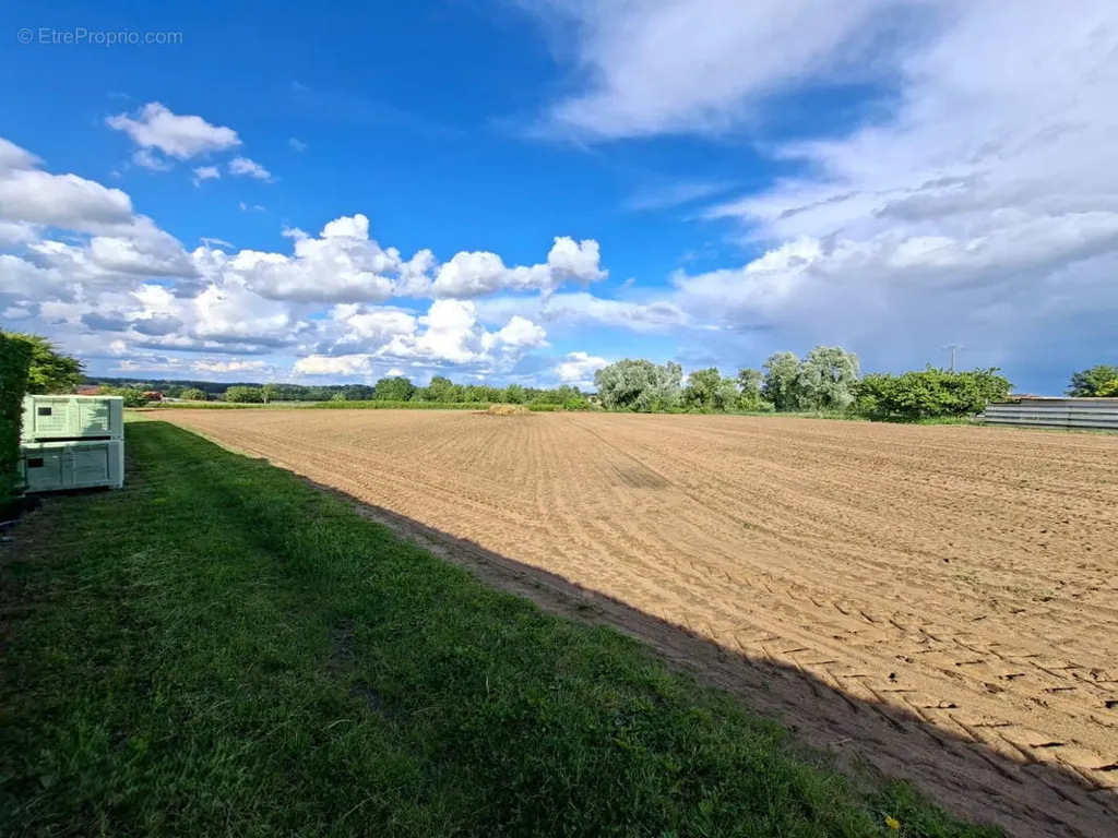 Aed - Buildable Land with Garden in Bâgé-Dommartin