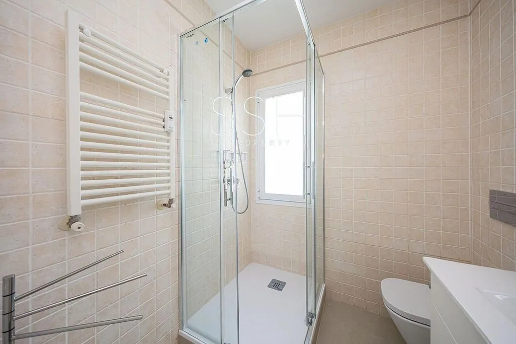 Salles de bain - Modern Loft with Terrace in Almagro, Madrid
