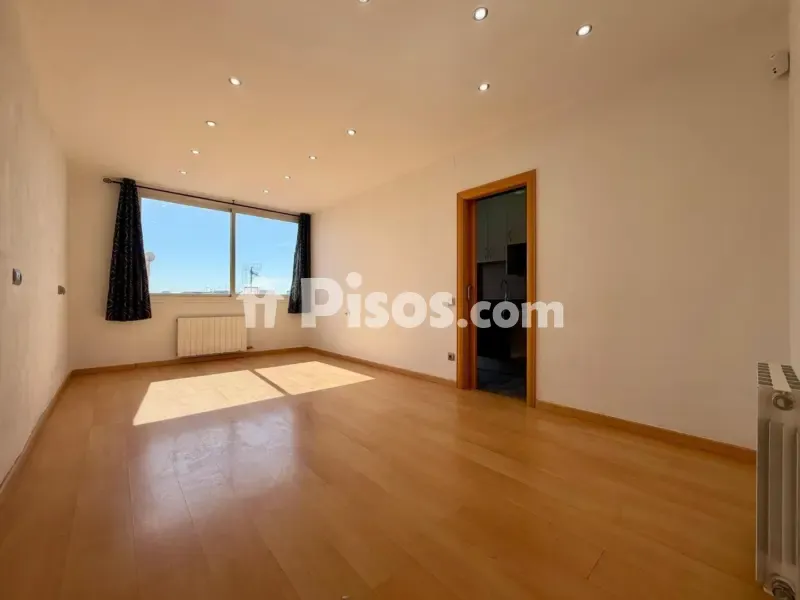Pièces - Reformed Flat with Balcony in Sabadell