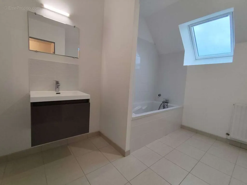 Salles de bain - Maison Récemment Construite avec Jardin à Batz-sur-Mer