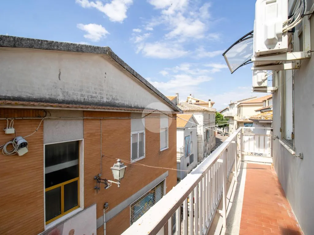Balcon - Spacious 4-Room Apartment with Garage in Atri