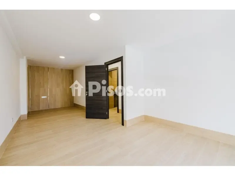 Entrée - Contemporary Flat with Interior Orientation in Paseo de los Tilos