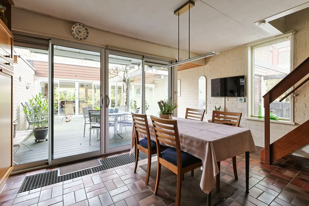 Söögituba - Playfully Designed Corner Home with Patio in Leiderdorp
